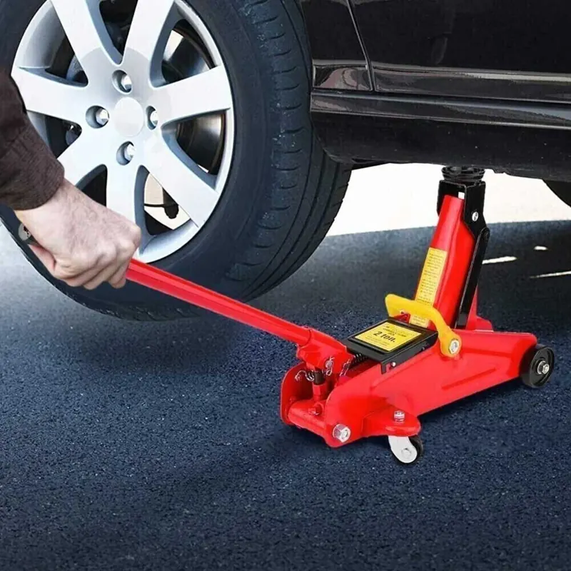 Easy Cric mentre solleva un'auto